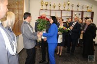 Członek Zarządu Powiatu Nyskiego Joanna Burska składa gratulacje Komendantowi