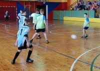 młodzi chłopcy z dwóch drużyn grają w piłkę nożną