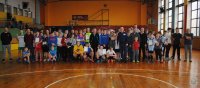 Na zdjęciu wszystkie drużyny z turnieju wraz z nauczycielami i Komendantem z KP Otmuchów