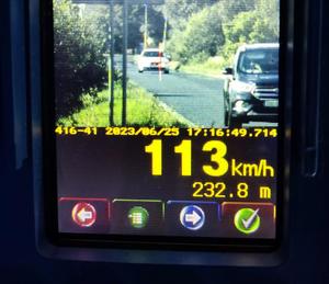 zdjęcie ekranu ręcznego miernika prędkości wskazujące pojazd i prędkość 113 km/h