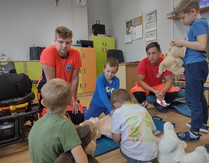 ratownicy medyczni z dziećmi ćwiczą resuscytację