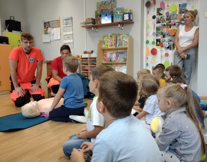 ratownicy medyczni z dziećmi ćwiczą resuscytację