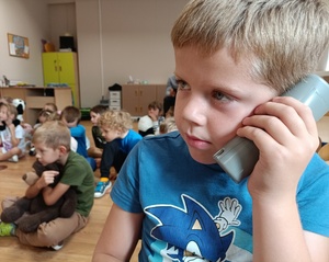 dziecko rozmawia przez telefon
