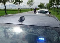 Policjant przeprowadza kontrolę pojazdu