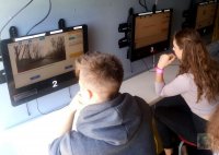 młodzież rozwiązuje na komputerze testy ruchu drogowego
