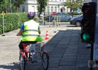 młodzież na rowerach korzysta z miasteczka ruchu drogowego