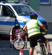 młodzież na rowerach korzysta z miasteczka ruchu drogowego