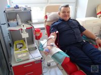 policjanci KPP w Brzegu podczas oddawania krwi w Regionalnym Centrum Krwiodawstwa i Krwiolecznictwa w Brzegu