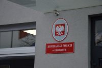 Tabliczka z napisem  Komisariat Policji w Grodkowie widniejąca na elewacji budynku