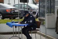 Komendant Wojewódzki Policji w Opolu podpisuje akt pamięci