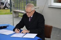 Burmistrz Grodkowa Pan Marek Antoniewicz podpisuje akt pamięci