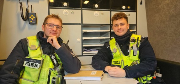Zdjęcie przedstawia dwóch policjantów.