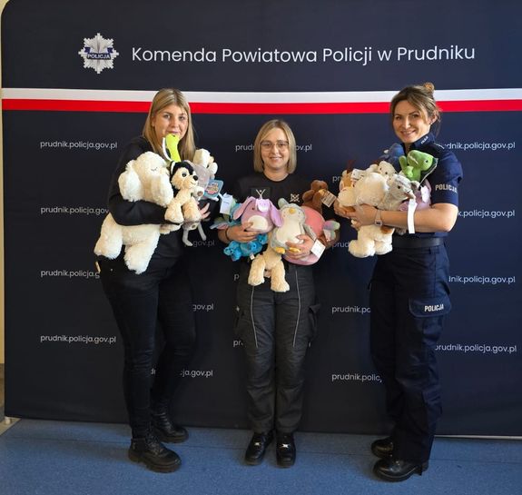 kolorowe zdjęcie przekazanie maskotek