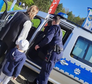 policjant, kobieta i dziecko, radiowóz