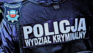 kamizelka policyjna z opisem policja kryminalna, w lewym górnym rogu logo krapkowickiej Policji