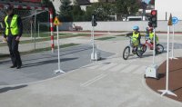 Prezentacja umiejętności dzieci w miasteczku rowerowym