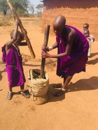 Dzieci z Tanzanii pomagają przy pracach domowych