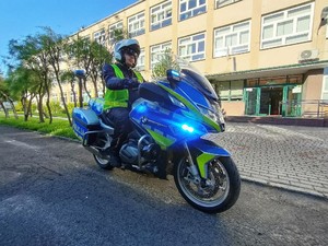 motocykl przed szkołą