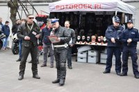 Policjanci Wydziału Ruchu Drogowego i Wydziału Prewencji podczas dni otwartych w ZSM w Opolu