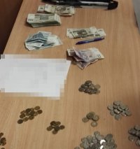 Pieniądze Narodowego Banku Polskiego posegregowane leżą na stole.