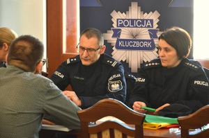 policjanci w mundurach rozmawiający z osoba zainteresowana służbą w policji