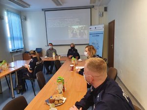 Dzielnicowi biorą udział w zorganizowanym szkoleniu w Komendzie Powiatowej Policji w Prudniku.
