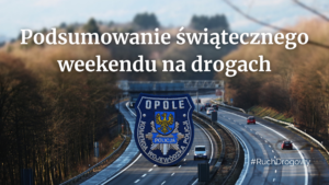 autostrada z kilkoma samochodami i napisem Podsumowanie świątecznego weekendu na drogach oraz naszywka opolskiej policji