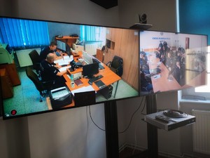 Zdjęcie przedstawia obraz z dwóch monitorów, n których widać policjantów podczas ćwiczeń.