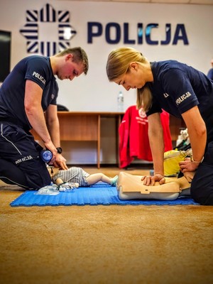 policjanci podczas szkolenia z pierwszej pomocy