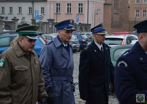 Trzej funkcjonariusze służb mundurowych, pośrodku p.o. Zastępca Komendanta KWP w Opolu nadkom. Jacek Basik