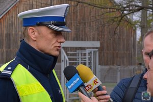 podinsp. Maciej Milewski z ruchu drogowego KWP w Opolu na briefingu prasowym dotyczącym m.in. bezpieczeństwa na drogach