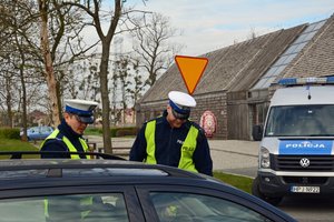Policjanci ruchu drogowego przeprowadzają kontrole drogowe