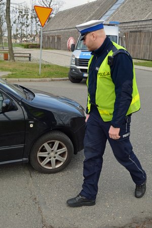 Policjanci ruchu drogowego przeprowadzają kontrole drogowe