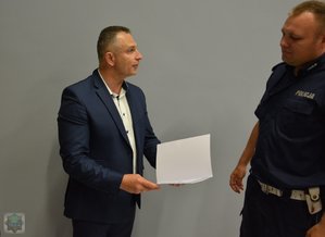 komendant Tychowicz wręcza dyplom z 3 miejsce