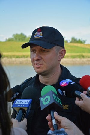 Rzecznik Opolskiego Komendanta Wojewódzkiego Państwowej Straży Pożarnej st. kpt. Łukasz Olejnik mówi o bezpiecznych wakacjach