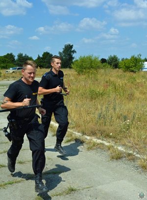 policjanci w trakcie biegu przełajowego