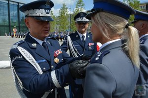 Generał Szymczyk, nadinsp. Kaleta i wicewojewoda Porowska wręczają medale i odznaczenia wyróżnionym policjantom