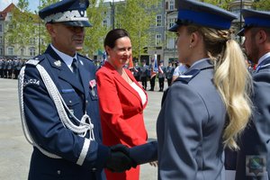 Generał Szymczyk, nadinsp. Kaleta i wicewojewoda Porowska wręczają medale i odznaczenia wyróżnionym policjantom