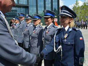 Policjanci odbierają medale od związków zawodowych
