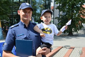 policjant trzyma dziecko na rękach