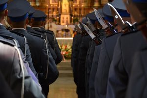 policjanci stoją w kościele w rzędzie w głębi widać ołtarz