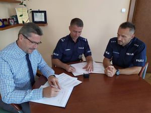 podpisanie porozumienia w sprawie dodatkowych patroli