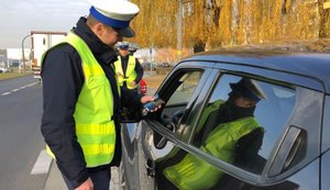 policjant bada stan trzeźwości kierowcy