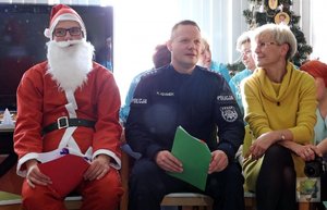 Mikołaj, policjant i przedstawicie WSB siedzą obok siebie