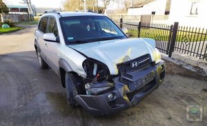 rozbity samochód - widok z przodu