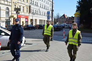 policjant razem z żołnierzami WOT-u patroluje ulice Opola