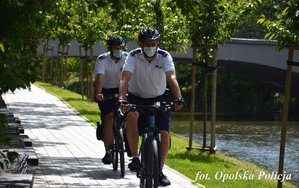 2 policjantów jedzie ścieżką dla rowerów