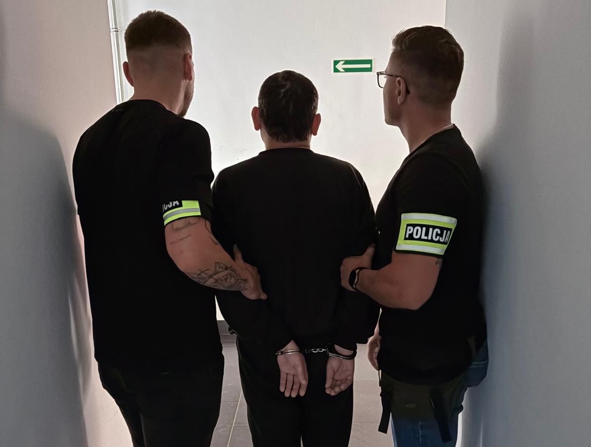 zdjęcie kolorowE: policjanci z zatrzymanym męzczyzną