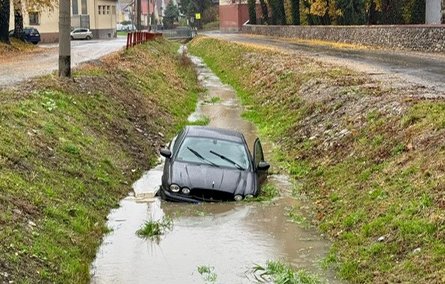 zdjęcie: samochód w rowie z wodą