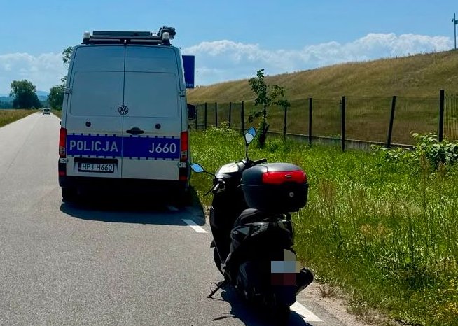 zdjęcie: skuter na drodze zatrzymany prez policję 